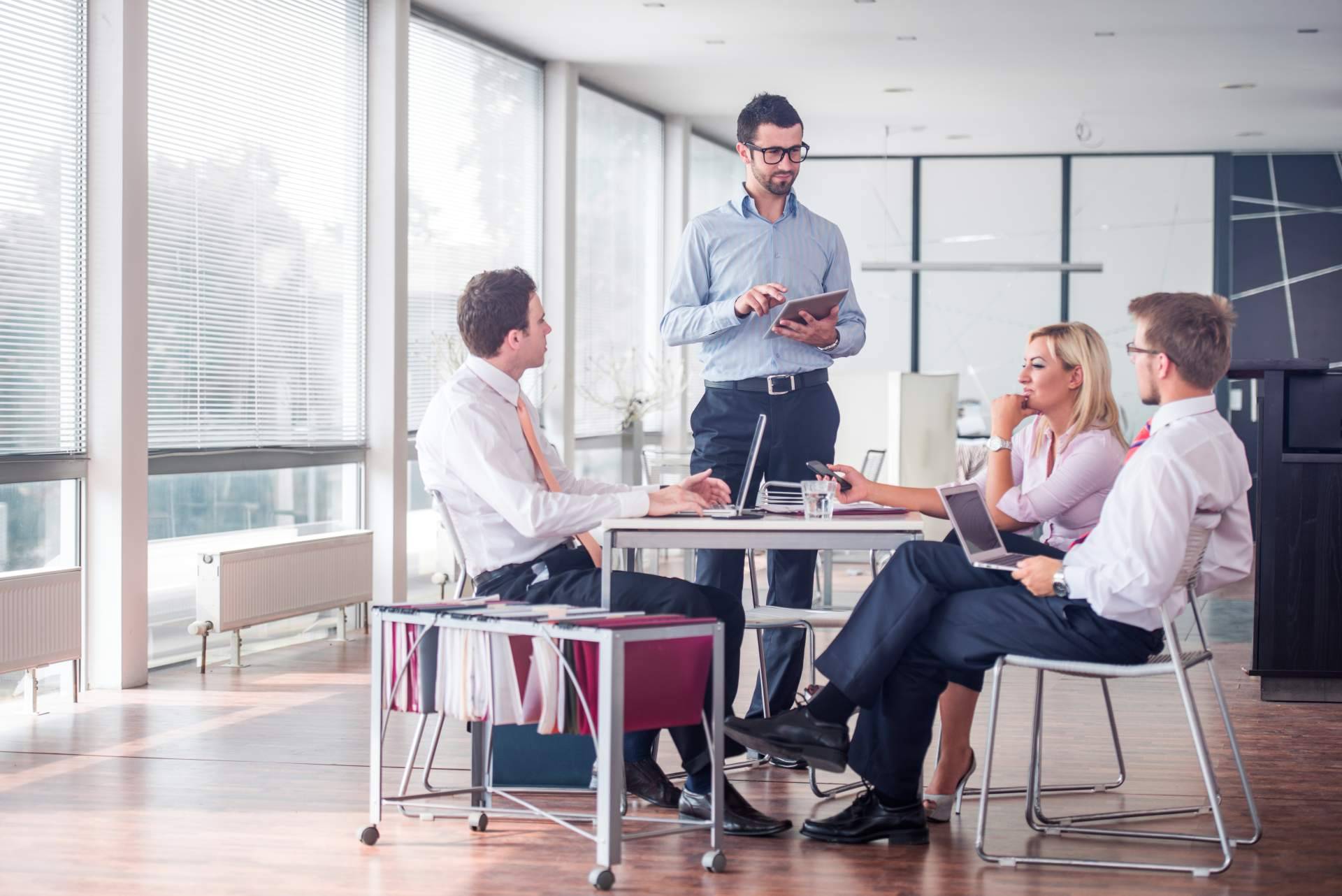 Los deberes de empresas y talento para combatir el edadismo