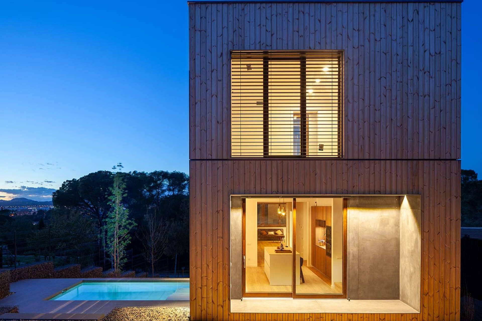Tres casas que se mantuvieron encendidas durante el apagón eléctrico en la Península Ibérica