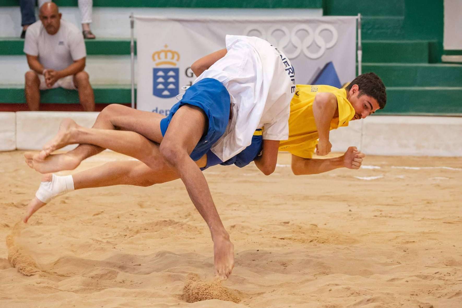 Madrid acoge por primera vez una luchada oficial de lucha canaria en la Plaza de Callao