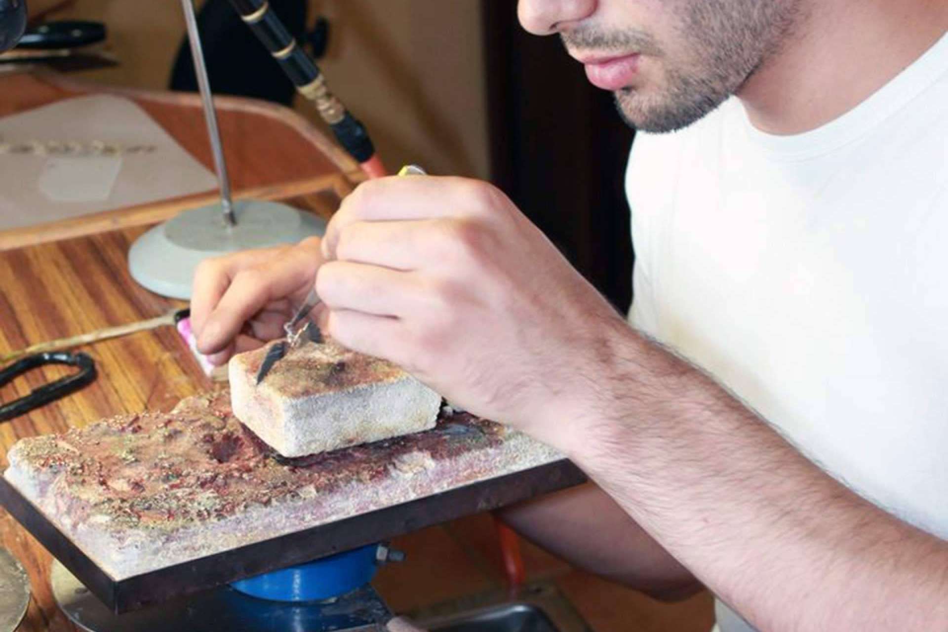 La Escuela T. de Joyería del Atlántico de Vigo en España bate records de colocación en la alta joyería