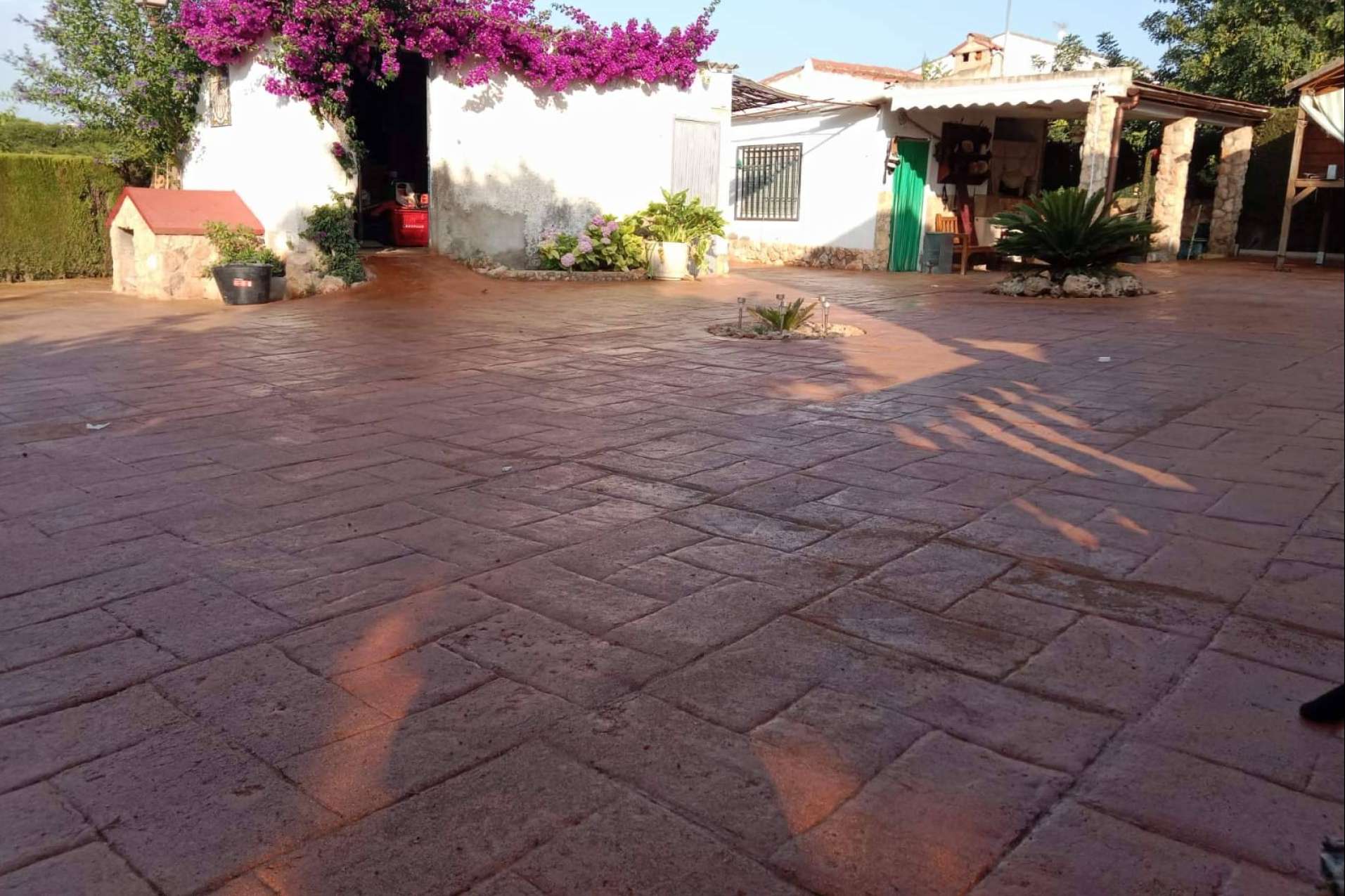 Hormigón impreso en Valencia, Serviarnau ofrece servicios especializados de restauración estética y funcional