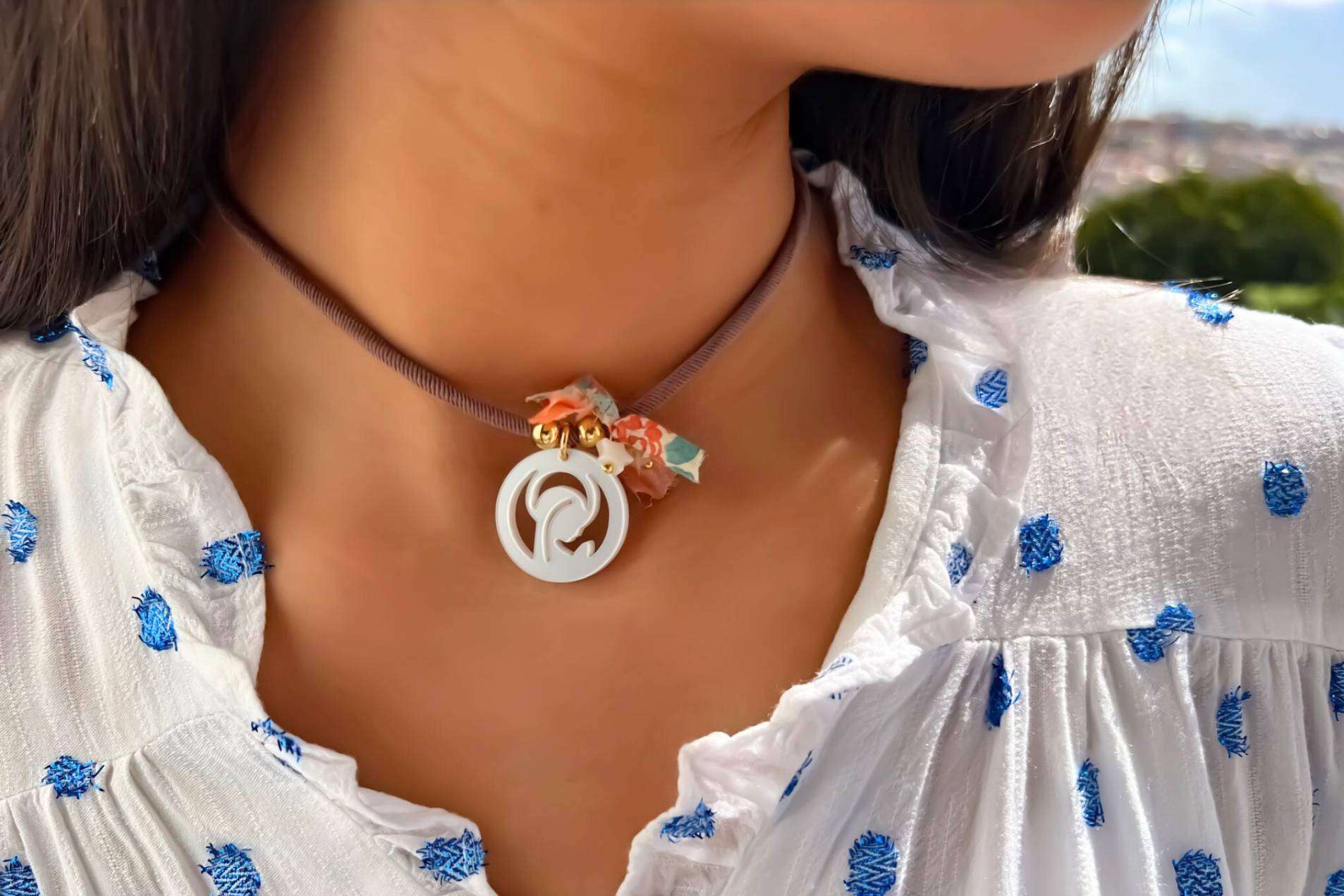 Pulseras Liberty y colgantes con virgen, los complementos más originales de este verano