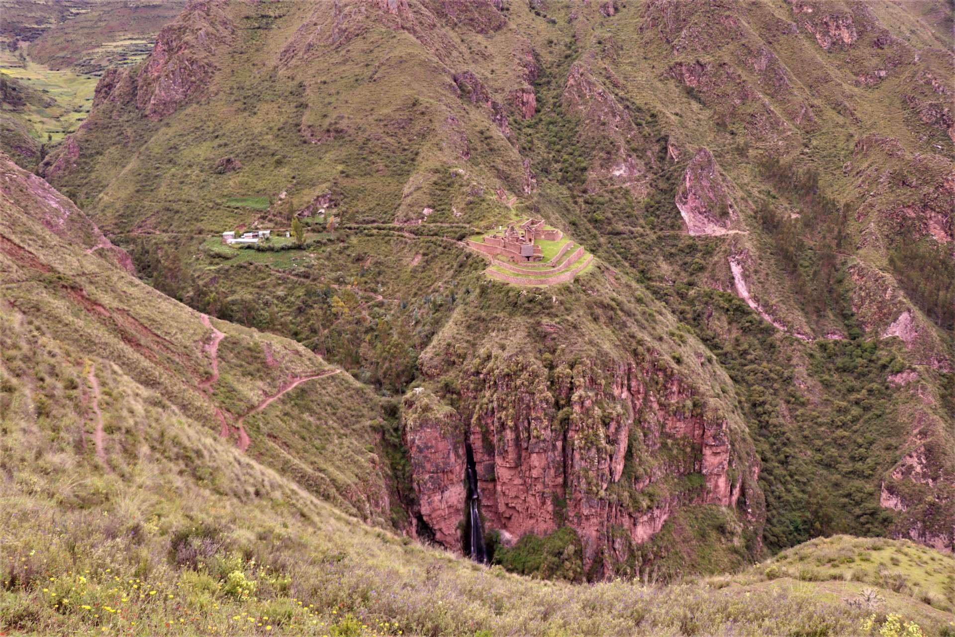Cocatambo Hotel invita a explorar la catarata de Perolniyoc desde Ollantaytambo