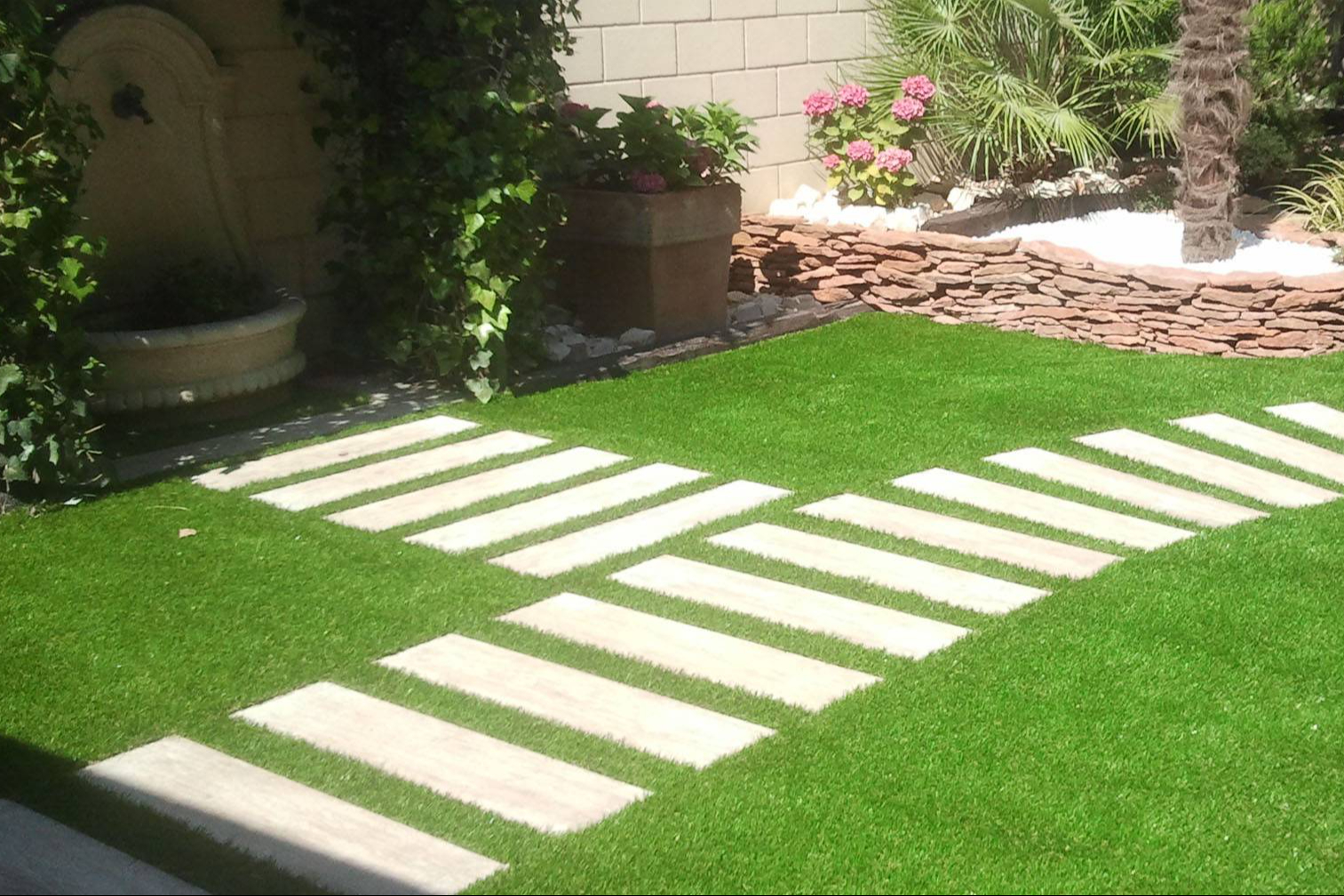 Albergrass presenta avances en césped artificial tecnológico para transformar jardines y terrazas