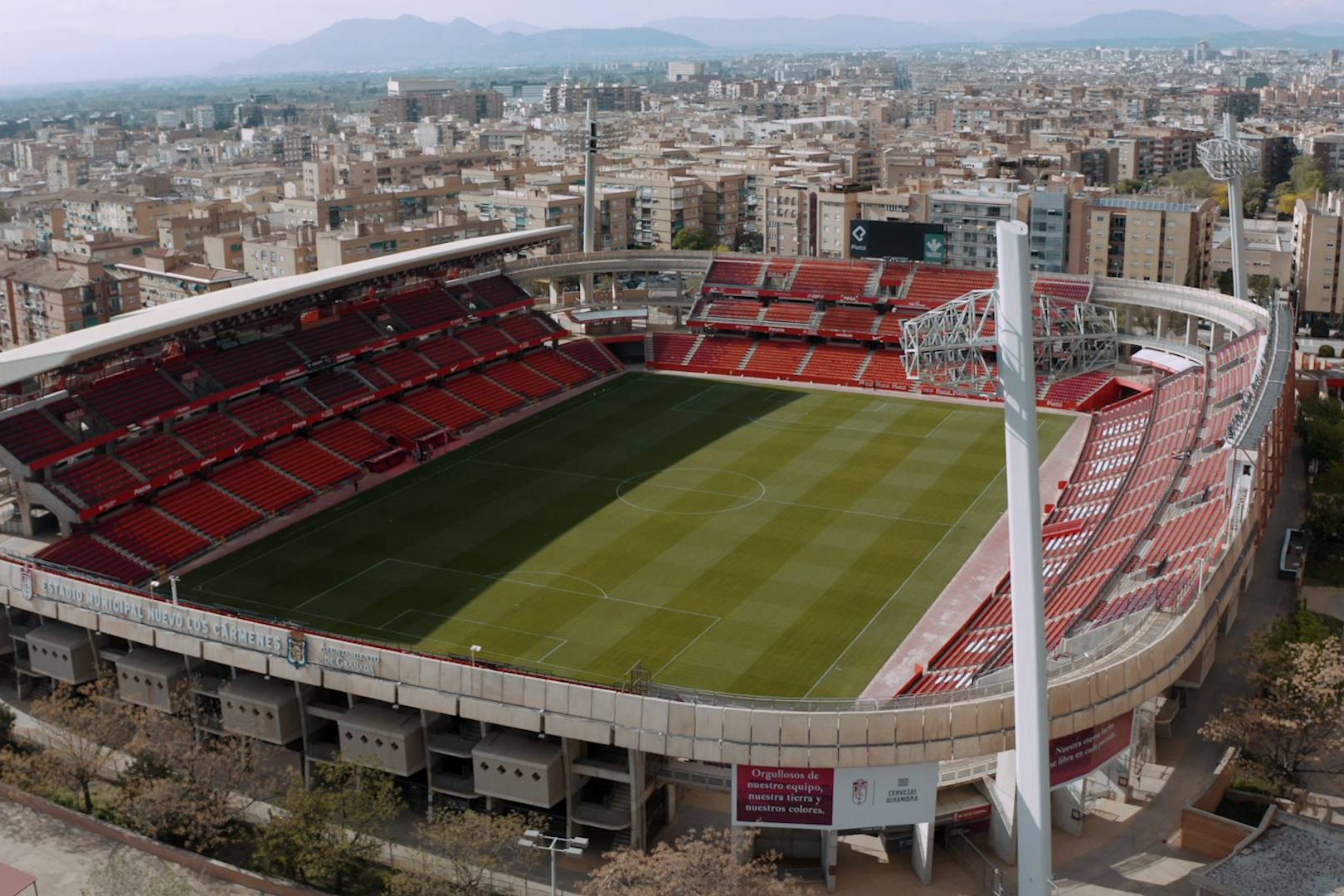 España se llena de 'turistas futboleros'; más de 15.000 visitas a estadios en lo que va de verano