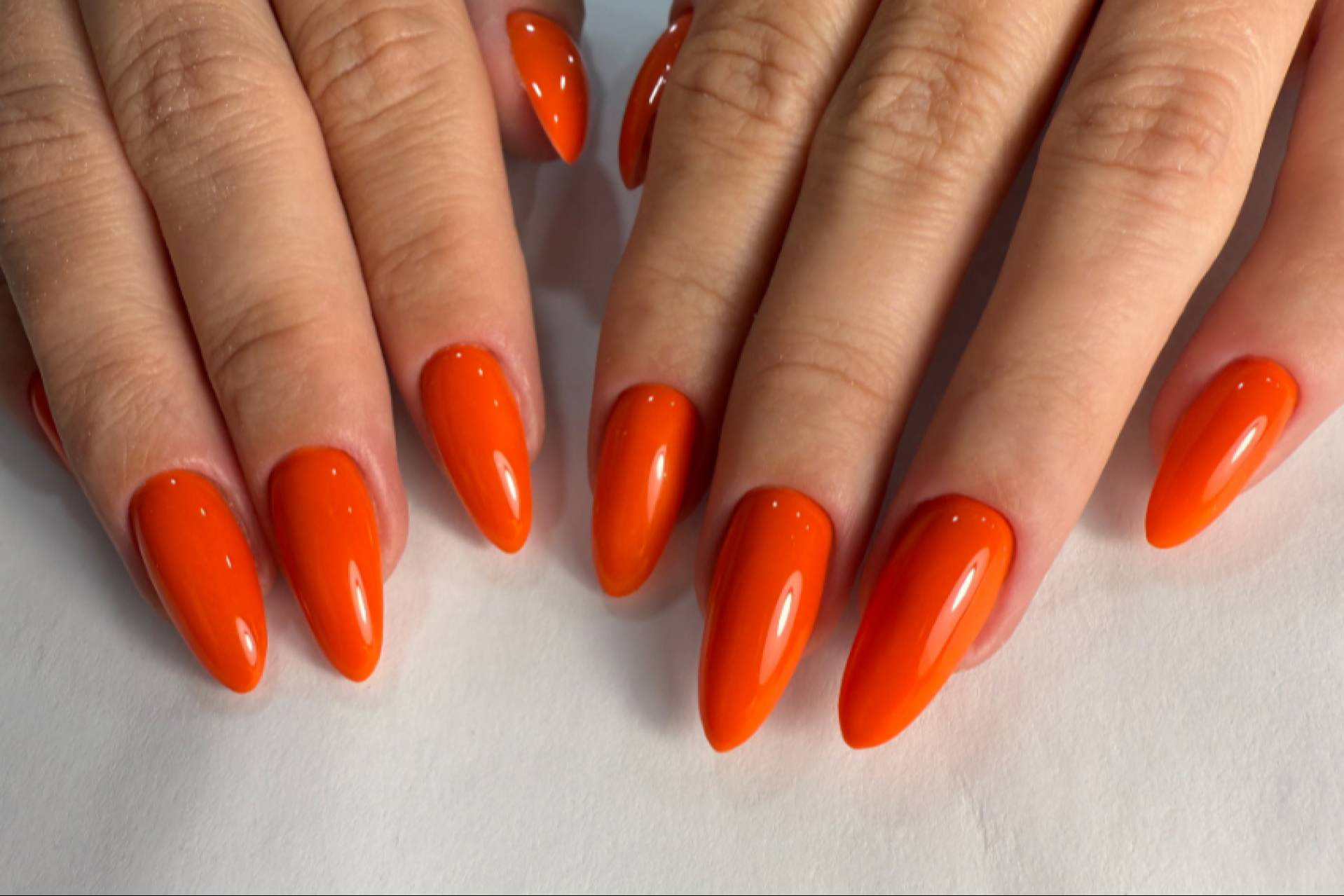 Este color de uñas destaca el bronceado