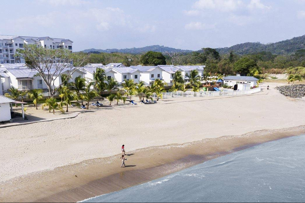Playa Dorada Residences and Beach Club; casas frente al mar con entrega inmediata en Panamá