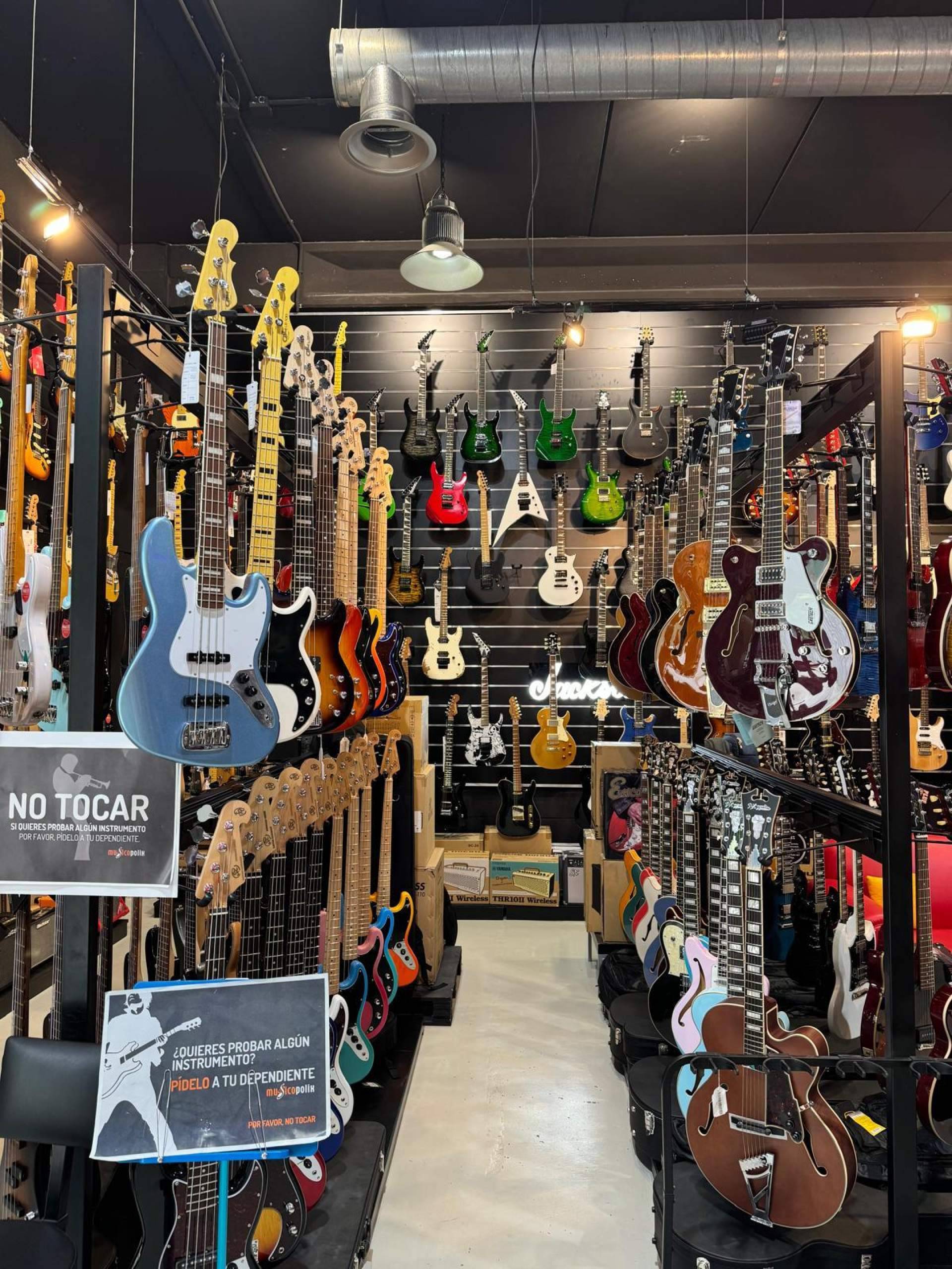 Tienda de instrumentos musicales; sorprender esta Navidad con una guitarra única