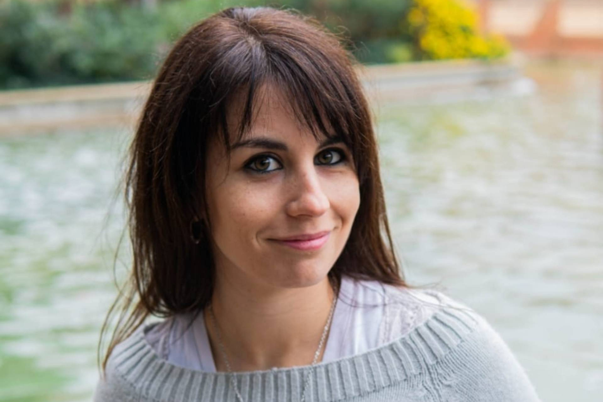 Sandra Caparrós debuta con una comedia romántica donde la intuición también tiene voz.