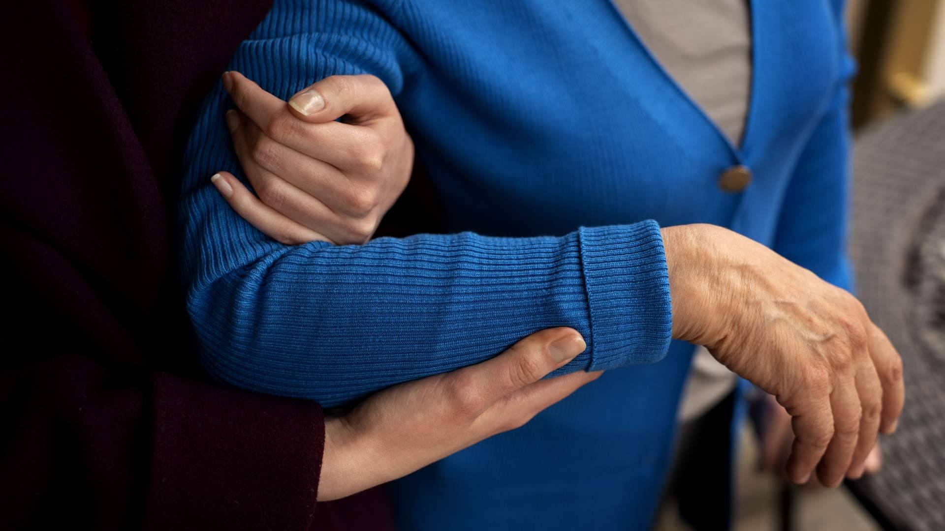 Las familias españolas recurren cada vez más al cuidado de personas mayores a domicilio