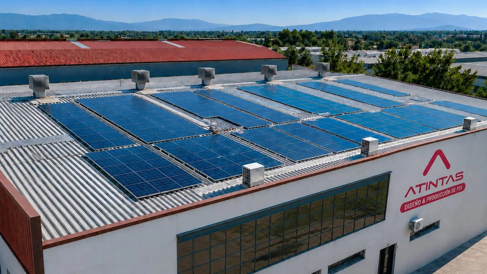 Atintas evita más de 150 toneladas de CO₂ al año fabricando PLV con energía solar