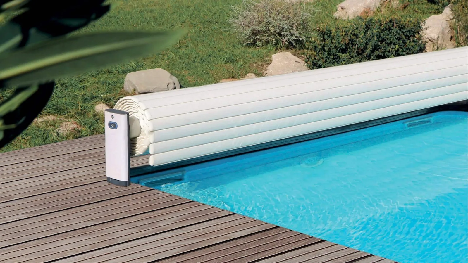 Cubrir la piscina también permite ahorrar agua, energía y tiempo de mantenimiento